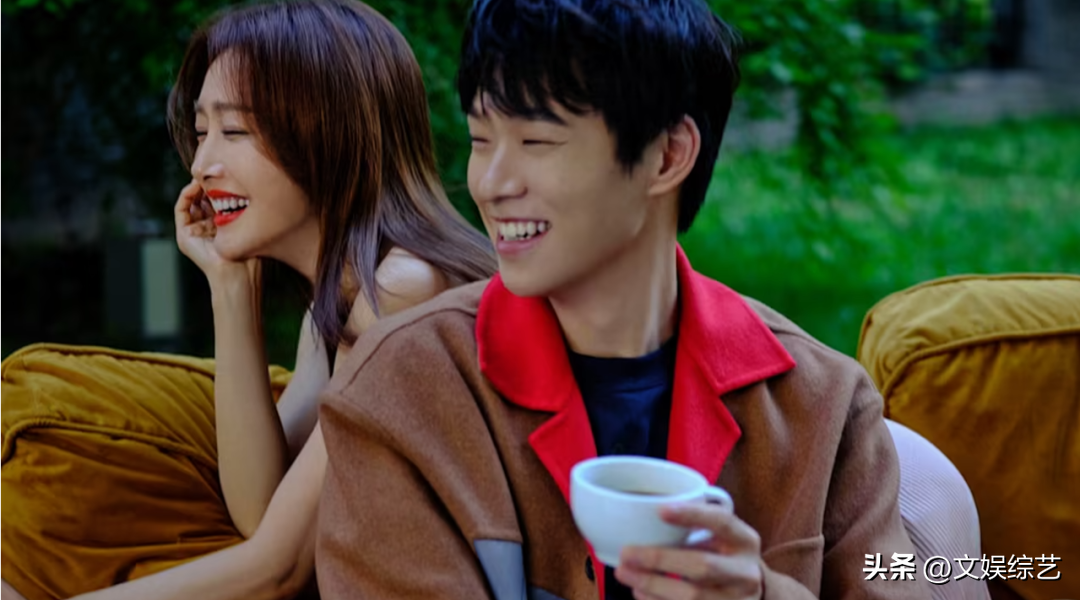 43岁秦岚接受魏大勋的爱,与小10岁男友现身海南,穿情侣装秀恩爱_姐姐