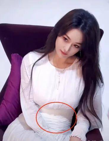 张馨予何捷过情人节!