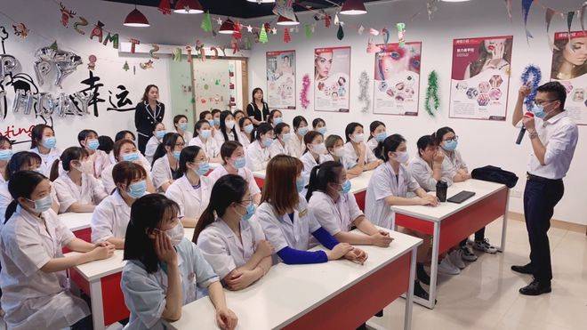 首先,该智慧美校依托嘟嘟瓜美业网这个平台,采用"良