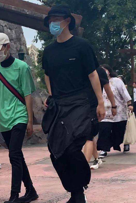 王俊凯刘昊然游迪士尼,我却注意身旁跟着的女孩,远看都这么漂亮_互动