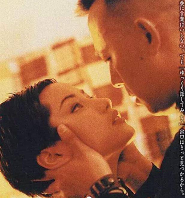 老牌超模瞿颖50岁了,没生孩子身材发胖,浓妆也盖不住粗大的毛孔_胡兵