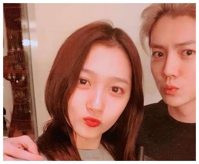 关晓彤,鹿晗大街亮相,她背着时尚包包!_爱情_成长_发展