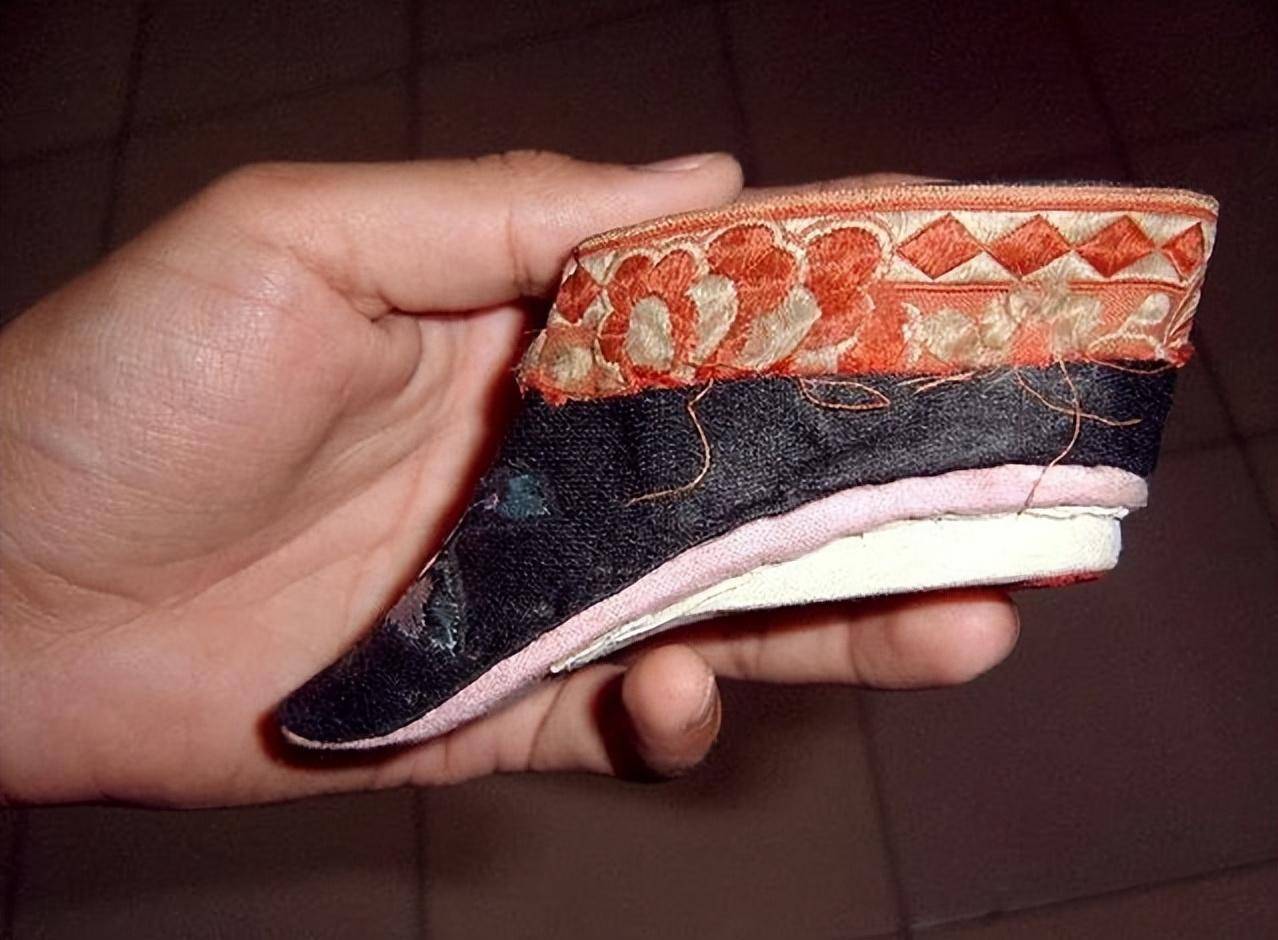 三寸金莲死灰复燃?都2023年了,那些裹小脚的人,是中了什么邪?