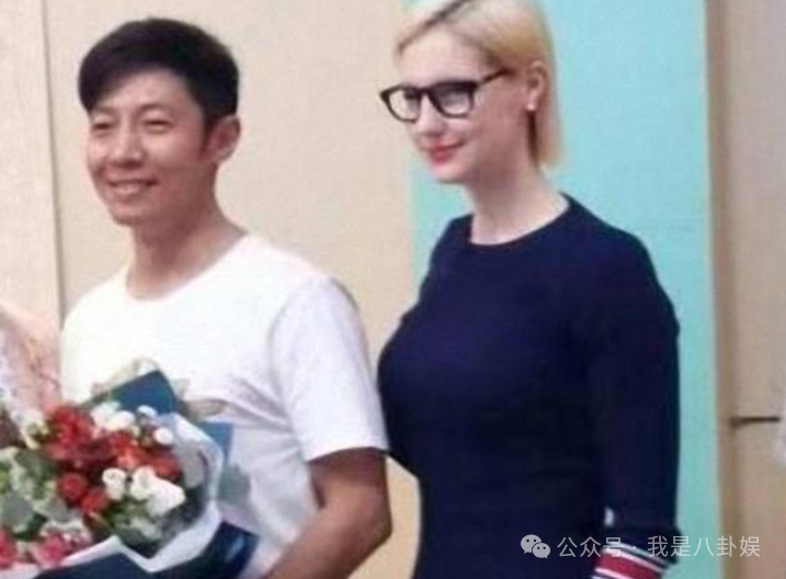 撒贝宁和李白的龙凤胎出生后,撒贝宁第一时间告诉妈妈:两个小孙子出生