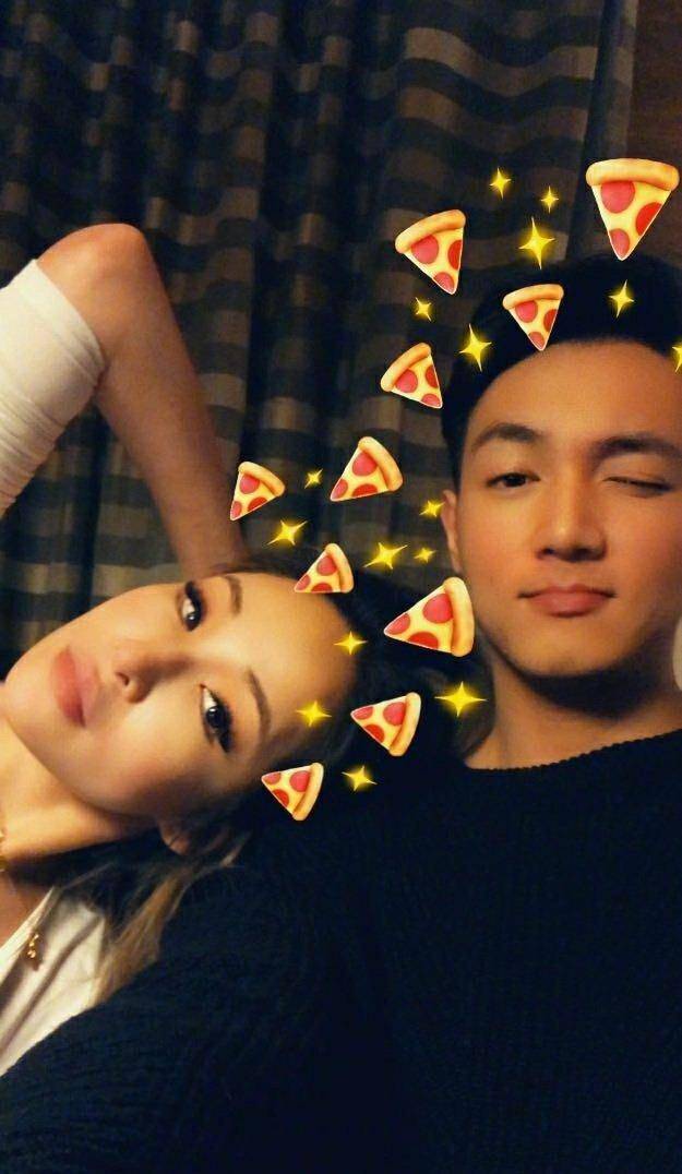 萧亚轩被狗咬伤后,伤疤依旧没有痊愈,贴创可贴出镜,不断安慰自己:会好