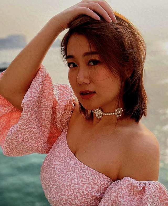 香港知名女星,tvb前艺人白云,是他的前妻,以身材火辣著称.