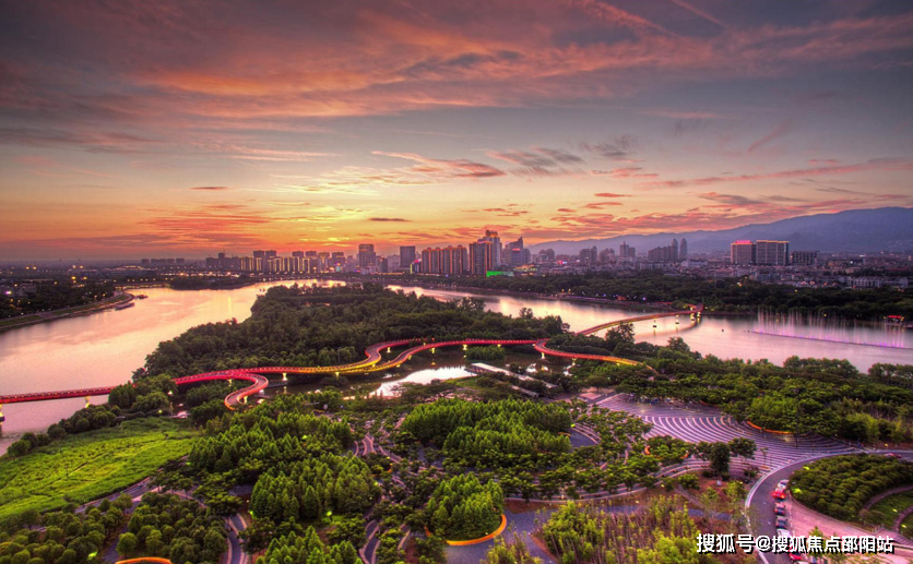 石龙西湖社区公园,周边还有燕岭湿地,东莞生态园等两大城市休闲旅游