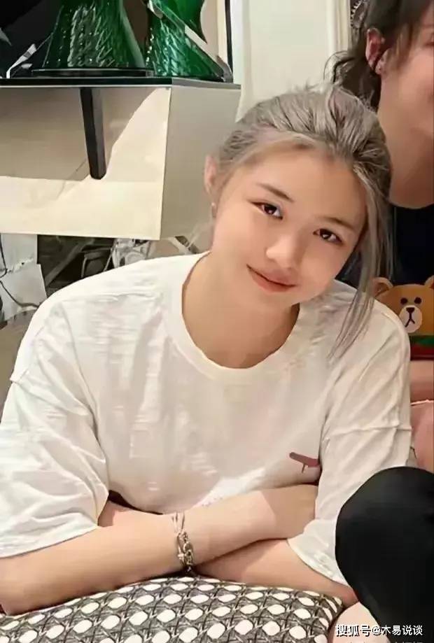 汪峰女儿晒性感美照,穿黑丝袜成熟性感,变化太大网友快认不出