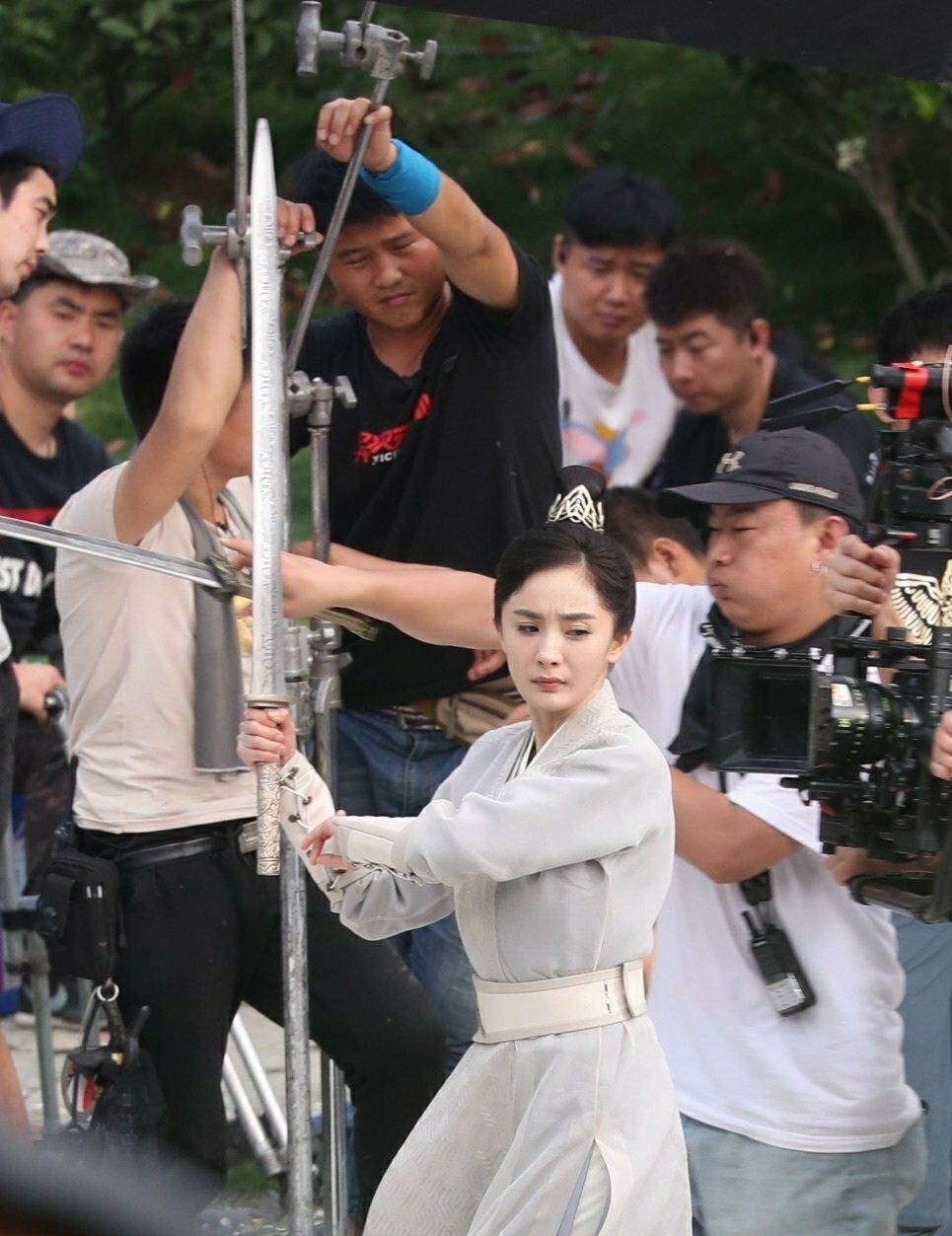 杨幂《斛珠夫人》曝光新路透,一身淡粉色长衫仙气满