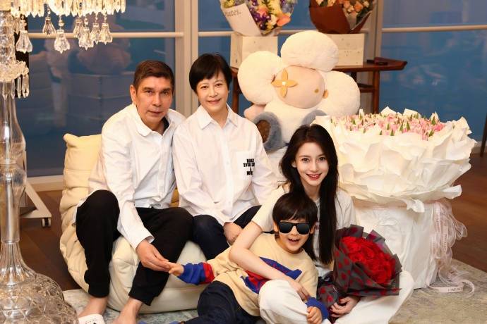 35岁杨颖生日无人问津,好姐妹杨幂没发祝福,前夫女友却大秀钻戒