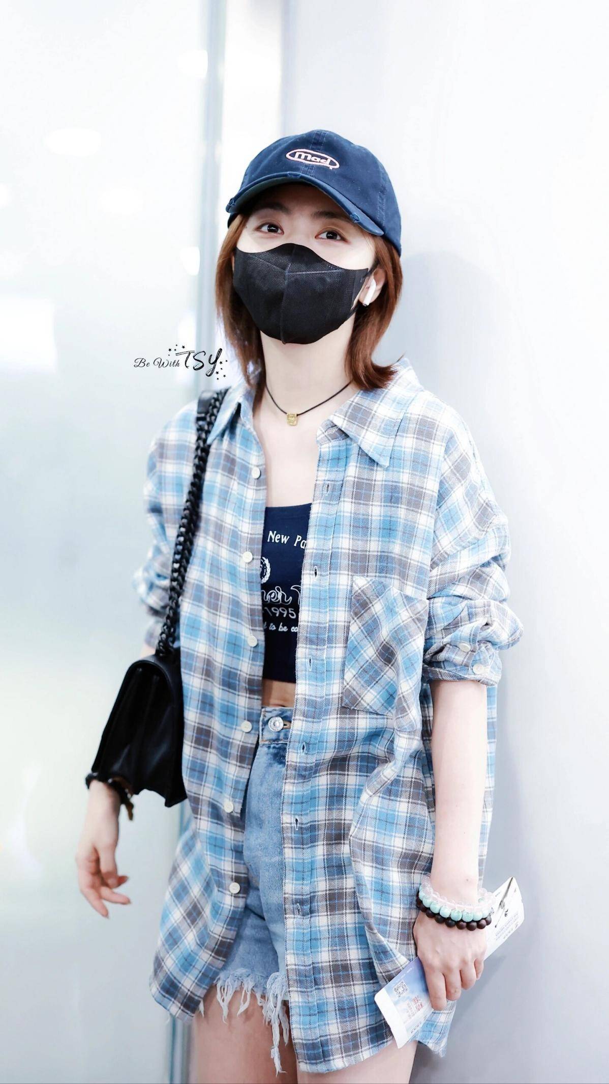 谭松韵带火了"外长里短"穿搭:格纹衬衫 牛仔短裤,时髦又减龄