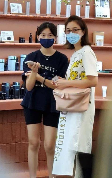 影帝张家辉妻女罕见现身 张家辉:关咏荷是我一生最大