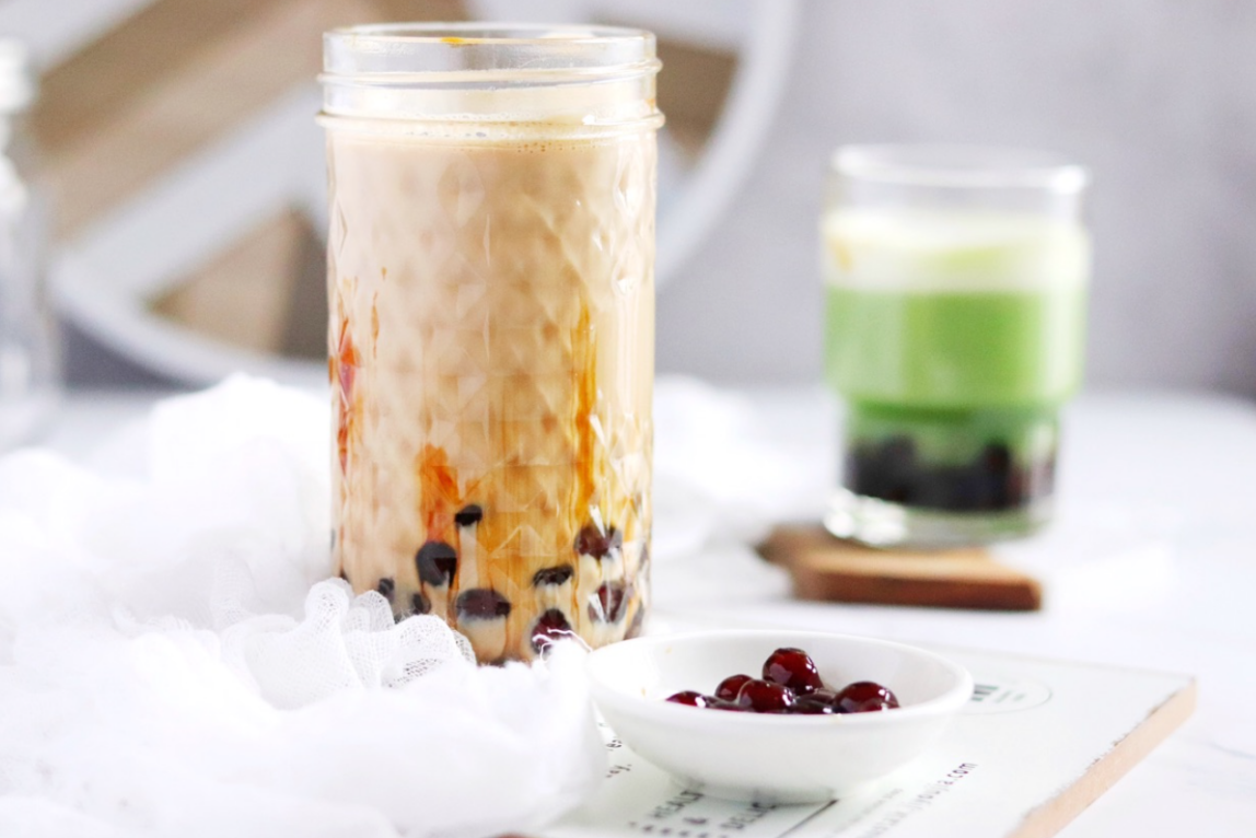 奶茶是快乐的,是因为大脑中存在着奖赏系统,奶茶触碰到舌尖的那一刻