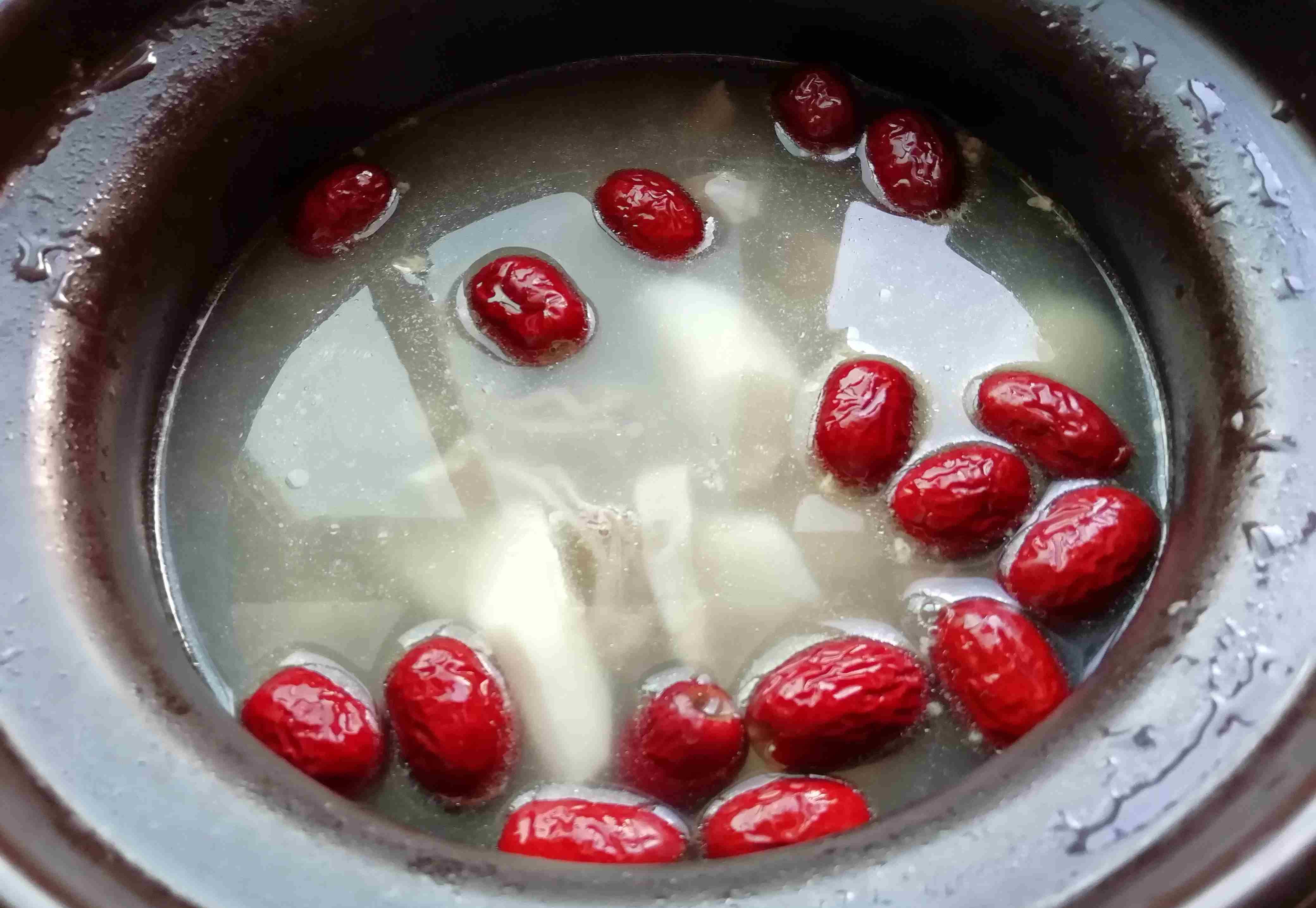 3,加入适量枸杞和盐拌匀即可.