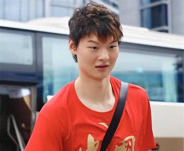 孙杨的"破瓶事件"不仅引起了公众的关注,也让人们对中国游泳的现状