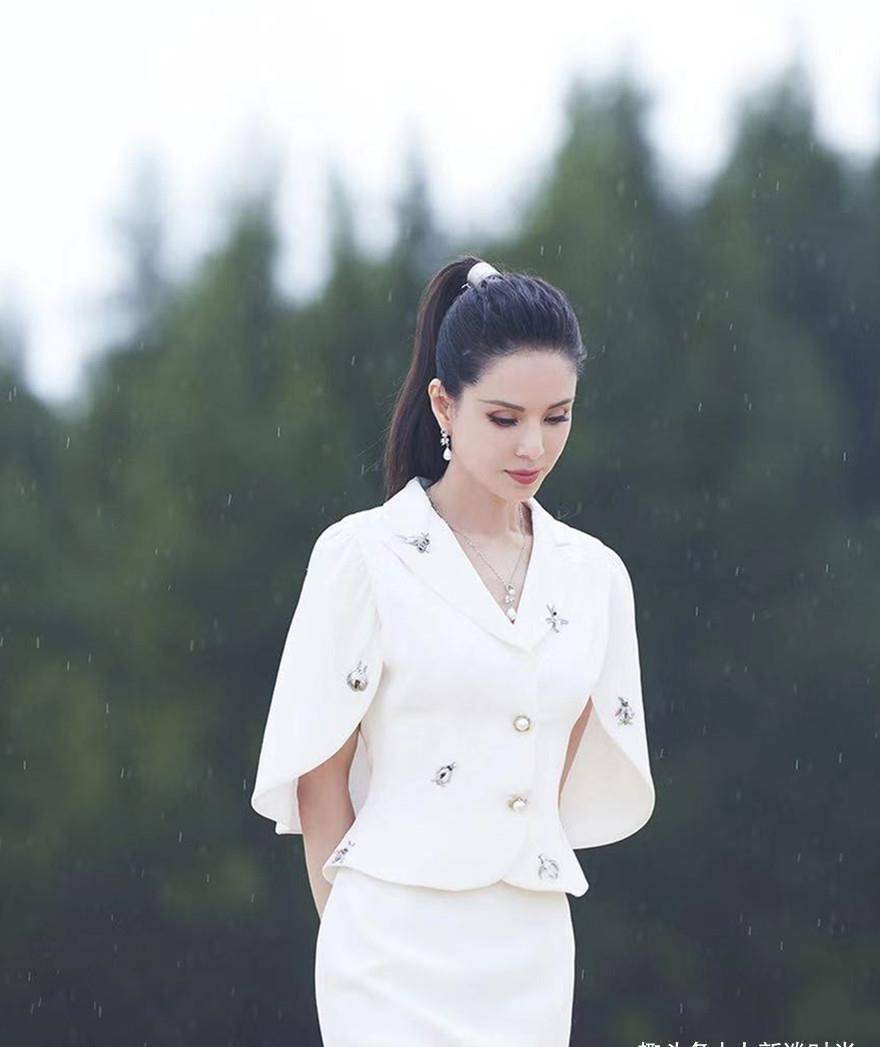 即便年龄上已经五十有余了,但是由于平日里的李若彤对自己的要求非常