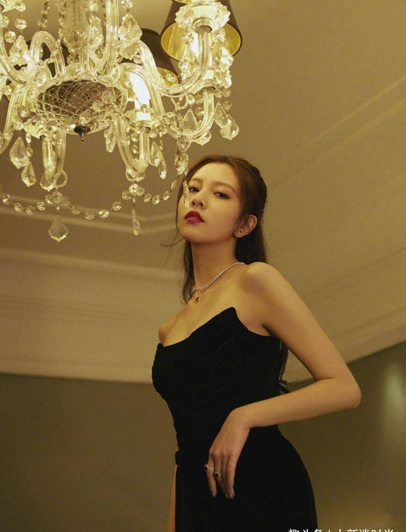 宋妍霏这身材好有型,穿抹身材裙秀不尽的时尚曲线,这时尚哪像95后