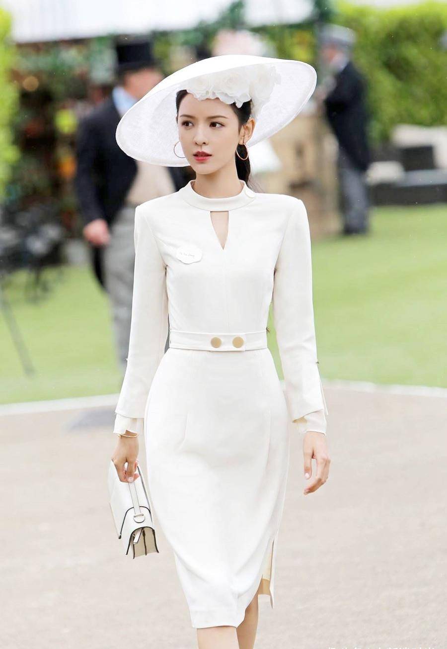 张予曦这身材才叫绝,穿时尚裙勒出紧致感,腰胯比更是惊艳