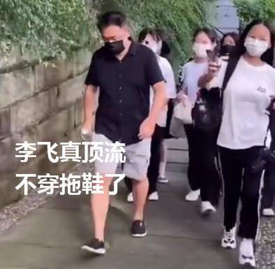 李飞给宋亚轩开家长会,一起拍班级合照,站小宋旁边格外耀眼_时代_少年