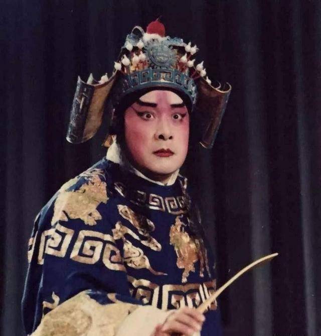 但是郭德纲后来拜在了著名的京剧表演艺术家赵麟童门下了,这场拜师