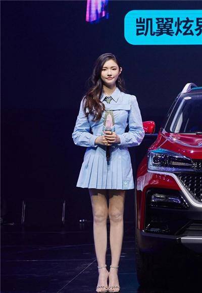 林允现身发布会大秀一字腿,看到无滤镜的生图后,网友:无话可说!