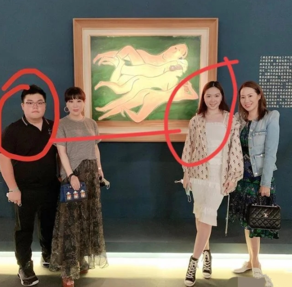 与两位母亲相比,杨小娟和王诗诗都是女子,但儿子没有继承母亲的外表