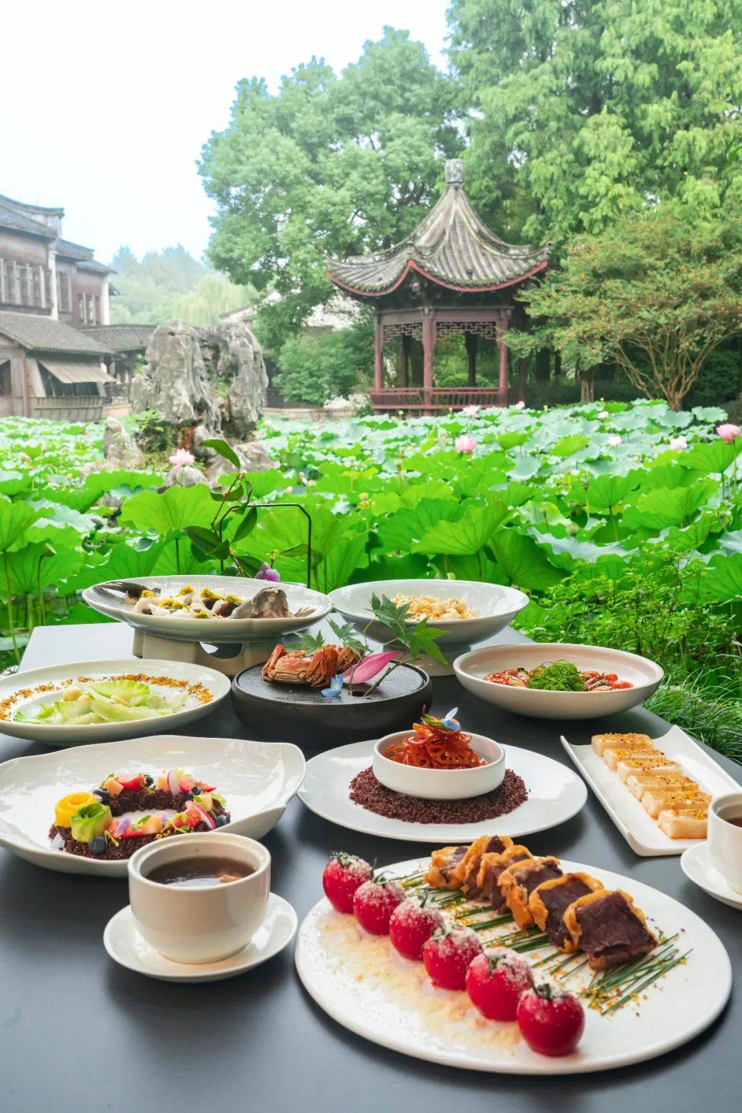 点上一份梅花宴,欣赏四季园林胜景,抬眼是碧波流水,入口是紫薯梅花糕