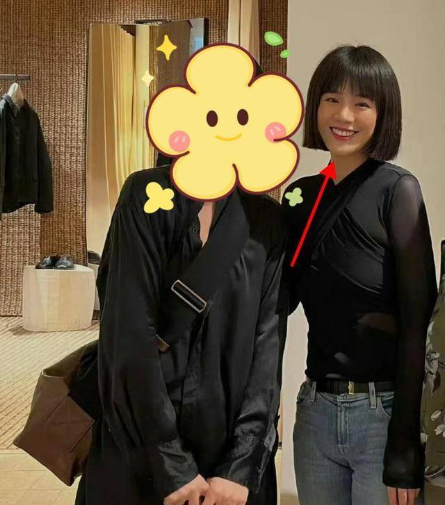 马思纯小年夜苏梅岛度假,穿性感泳装化身美人鱼,头戴白花好娇俏_泳衣