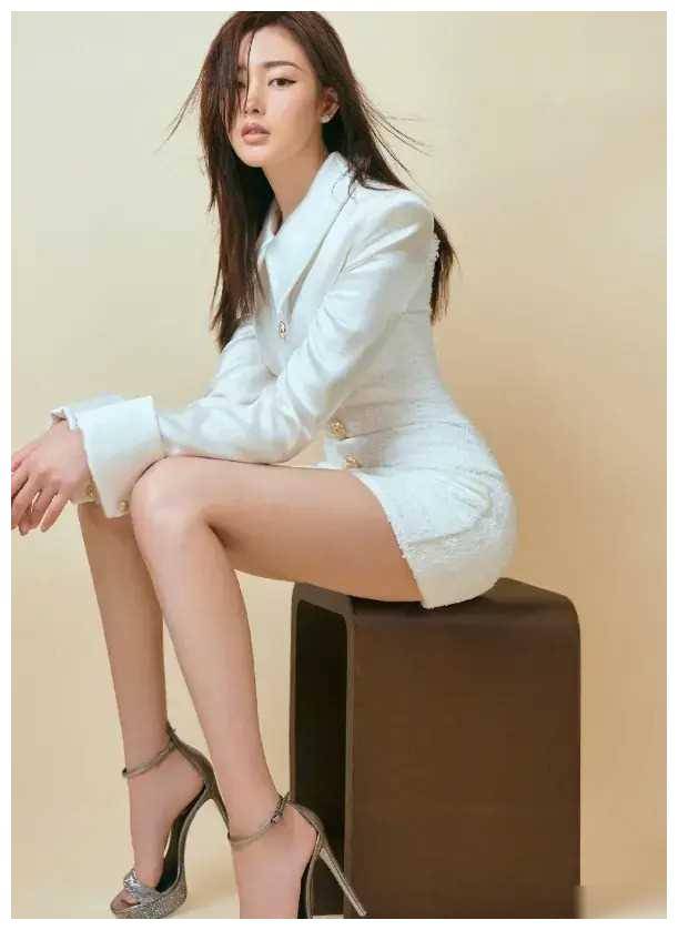 性感女神张天爱,带着"葫芦臀"让你心动不已,惊艳全场!