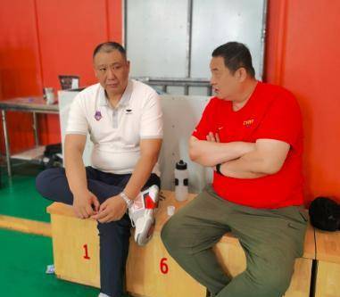 王晗带队现身济南,徐长锁宫鲁鸣相见,巩晓彬和姚明大哥助阵cba_球员