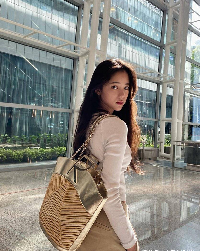 欧阳娜娜19岁时尚过头,穿时尚衣身材好真实,00年姑娘不简单_穿着_服装