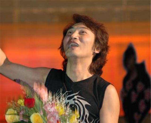 25年前,唱《九月九的酒》的陈少华被砍伤毁容,如今他过得怎样?