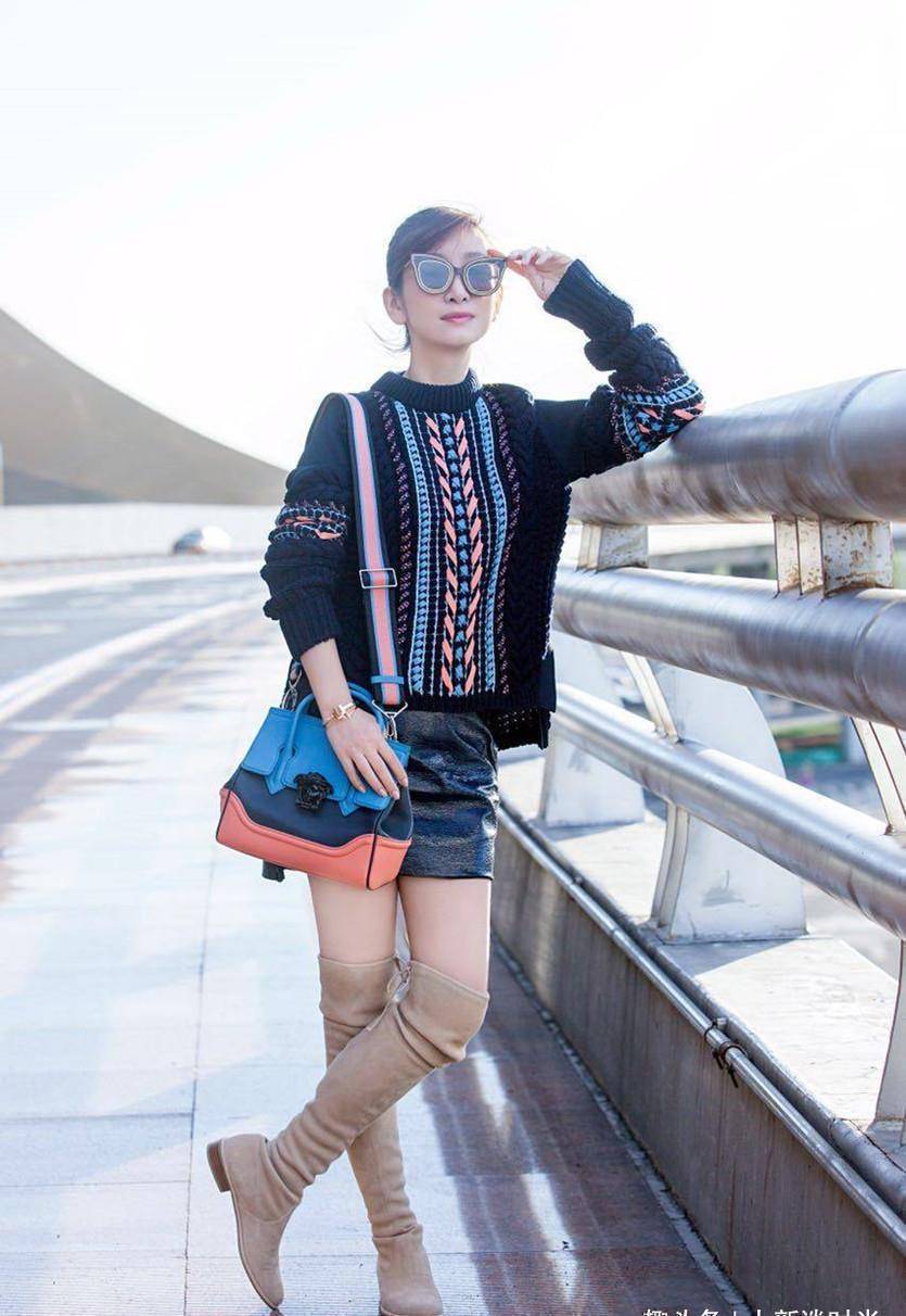 秦海璐中年时期愈发时尚,深v时尚裙也敢穿,开衩这么高不嫌尴尬_年龄