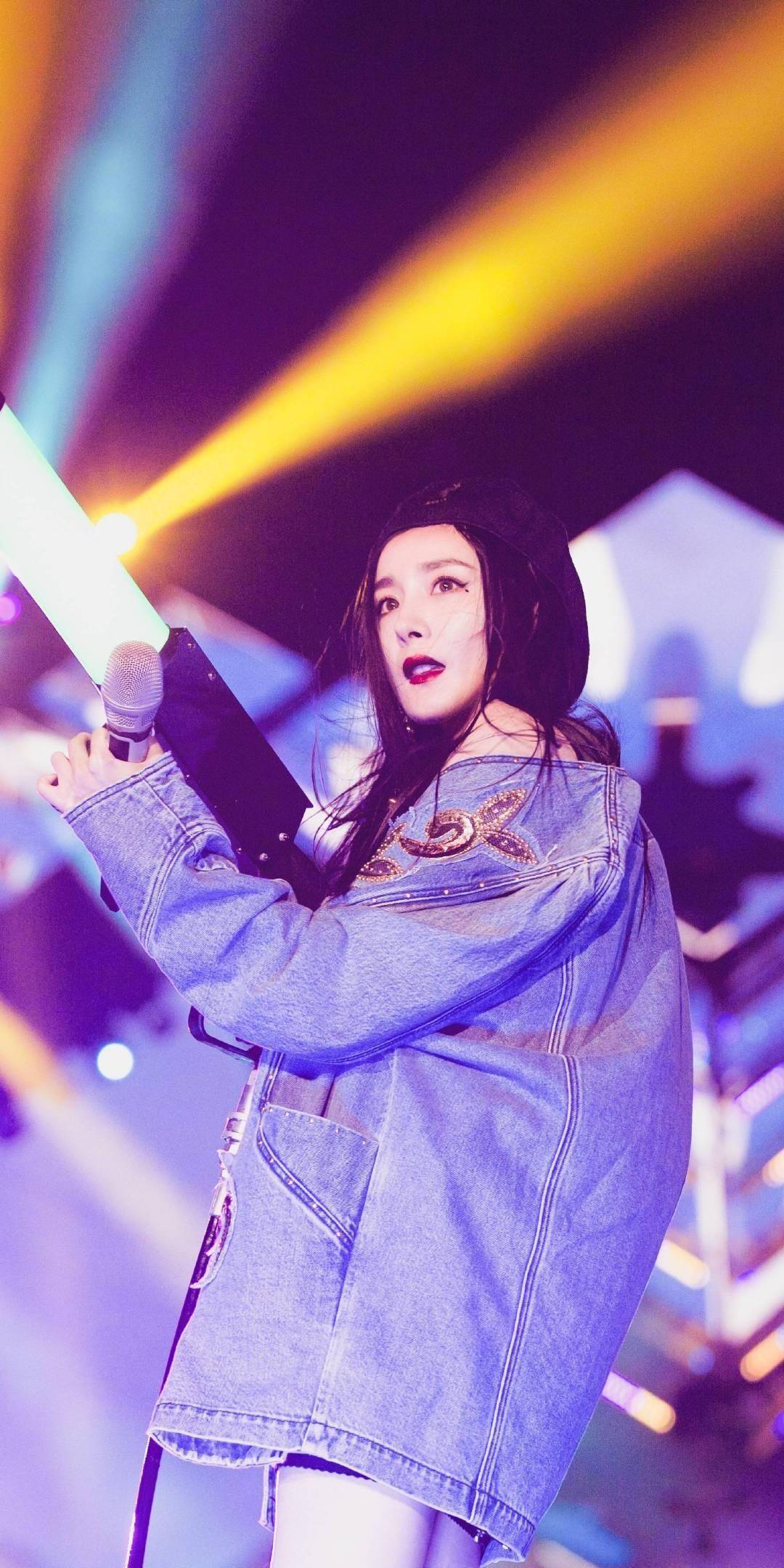 如今对于杨幂而言,唱歌更是成为"自黑"的一个素材,不过能够坦然面对