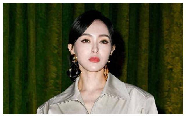 唐嫣40岁时装秀引热议!皮肤白皙细腻,抛开疲态,仍散发魅力.