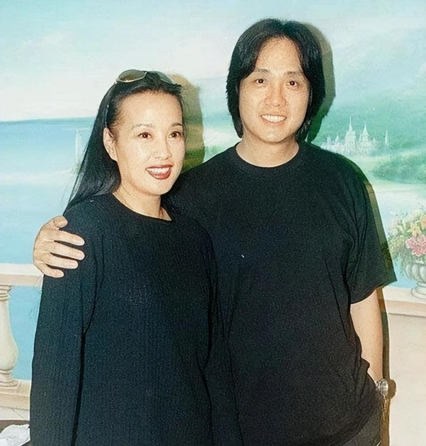 伍卫国:曾和刘晓庆苦恋5年,分开后不拍戏也不结婚,72岁还单身_事业