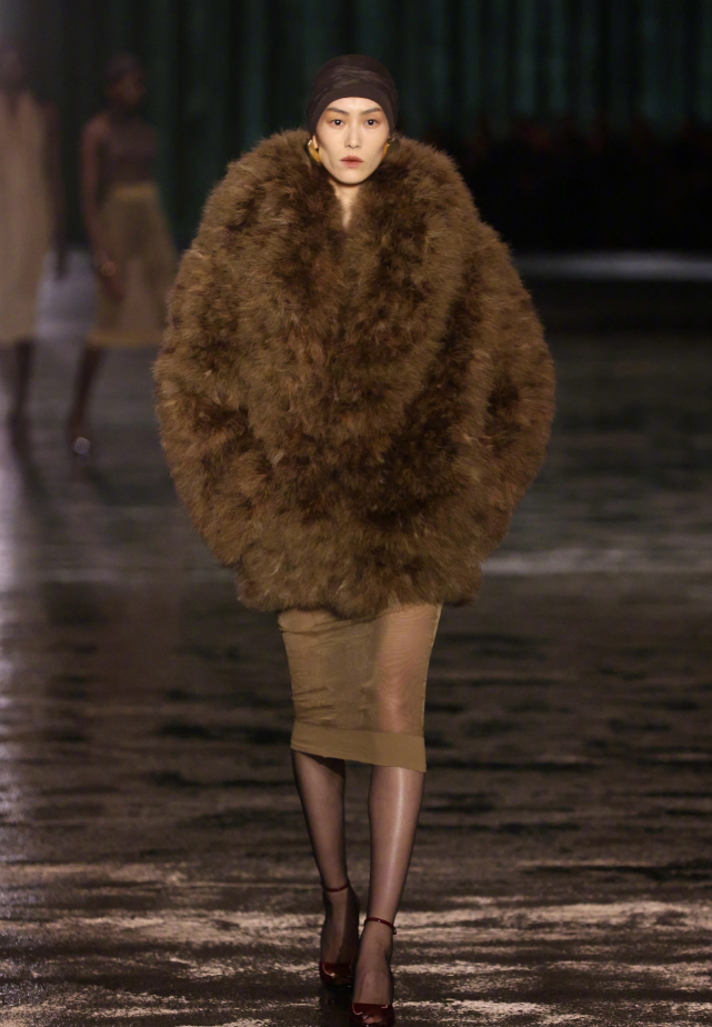 穿茧型大皮草帅成座山雕,超模腿抢足风头_设计_效果_显得