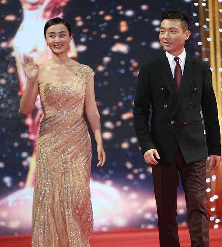 48岁康辉近照,恩爱28年的才女老婆,原来也是央视女主播_刘雅洁_生活