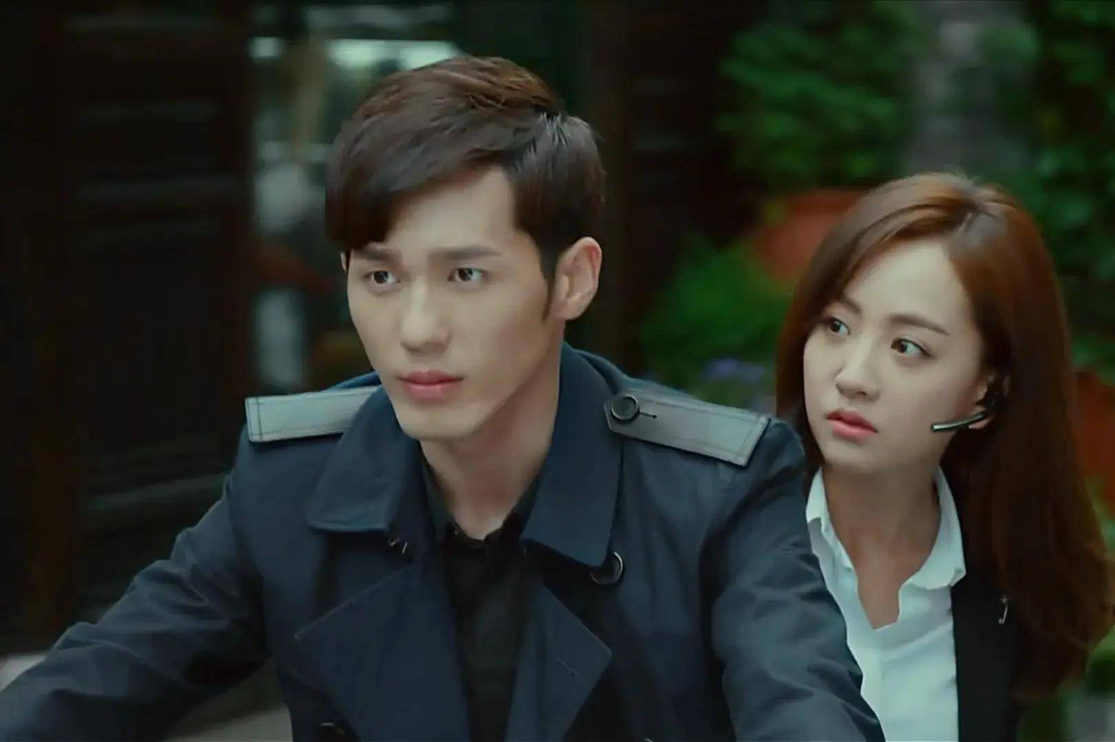 原创一人分饰两个角色的艺人看完李小冉的反差再看邓家佳直呼惊艳