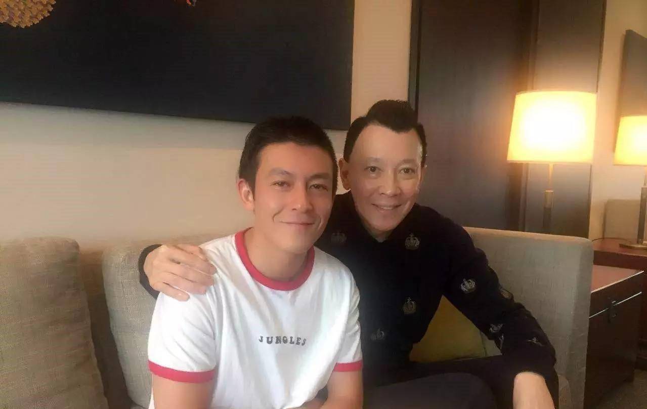 04陈泽民在北京的一次商业活动上和健美达人朱晓辉传出了绯闻.