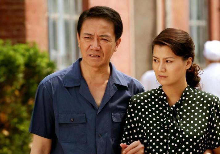 演员李野萍:不跟亲弟弟李幼斌共同努力,成名后给父亲娶老婆_家庭_演艺