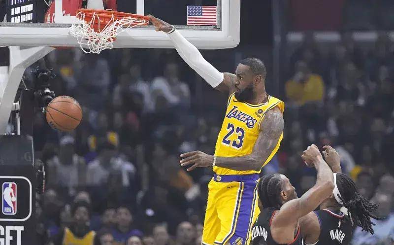 詹姆斯本赛季11场比赛后获得超过10万人评分,高居联盟第一_湖人队