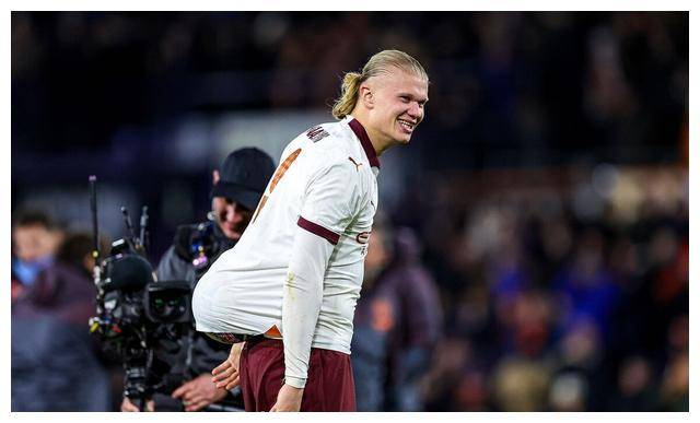 第52分钟,巴克利送出精妙挑传,乔丹-克拉克默契前插,无人盯防的情况下