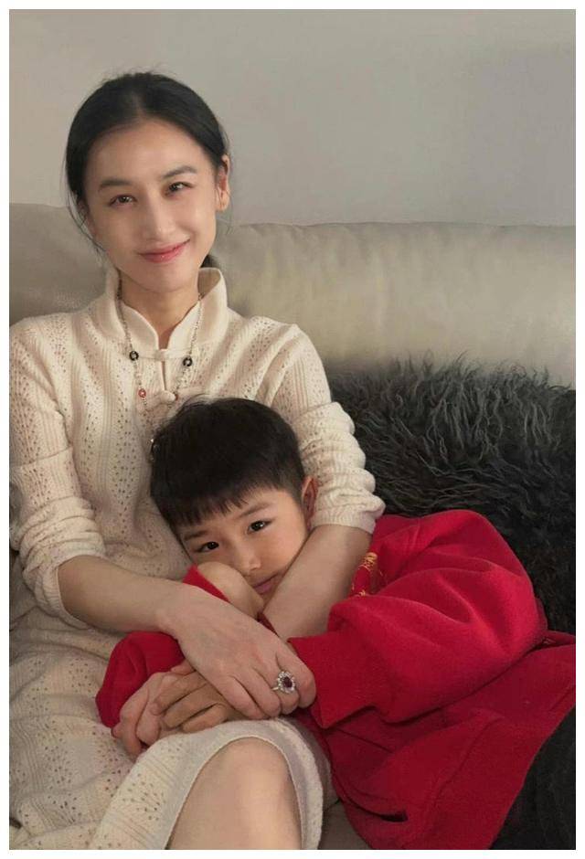原创黄圣依素颜与儿子共度元宵节12岁安迪甩肉成功