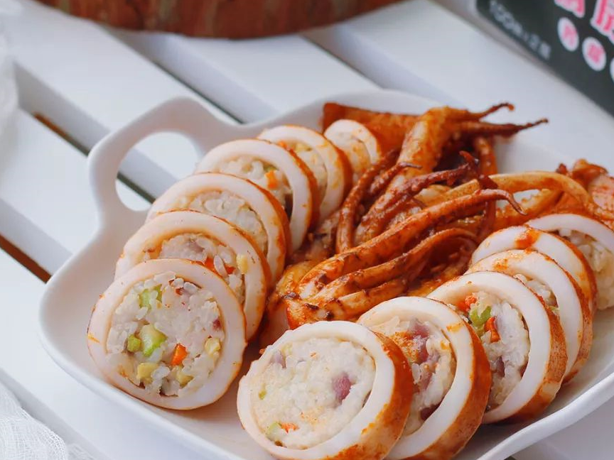 1,腌制的时候盐不需要多,酱料会咸很多.8.切片,撒上熟芝麻就可以.7.