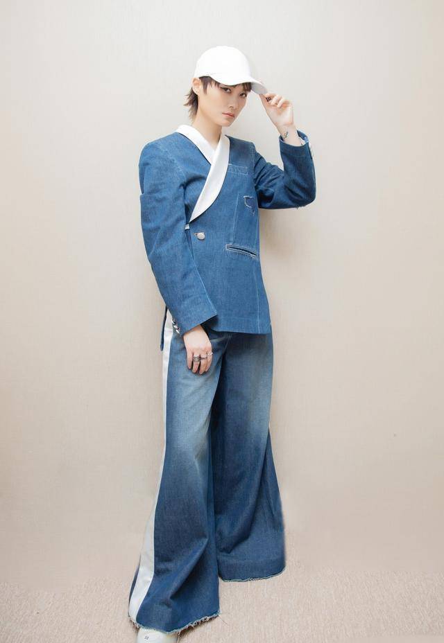 李宇春现身"歌手"舞台,一身牛仔套装,尽显个性魅力_白色_设计_时尚