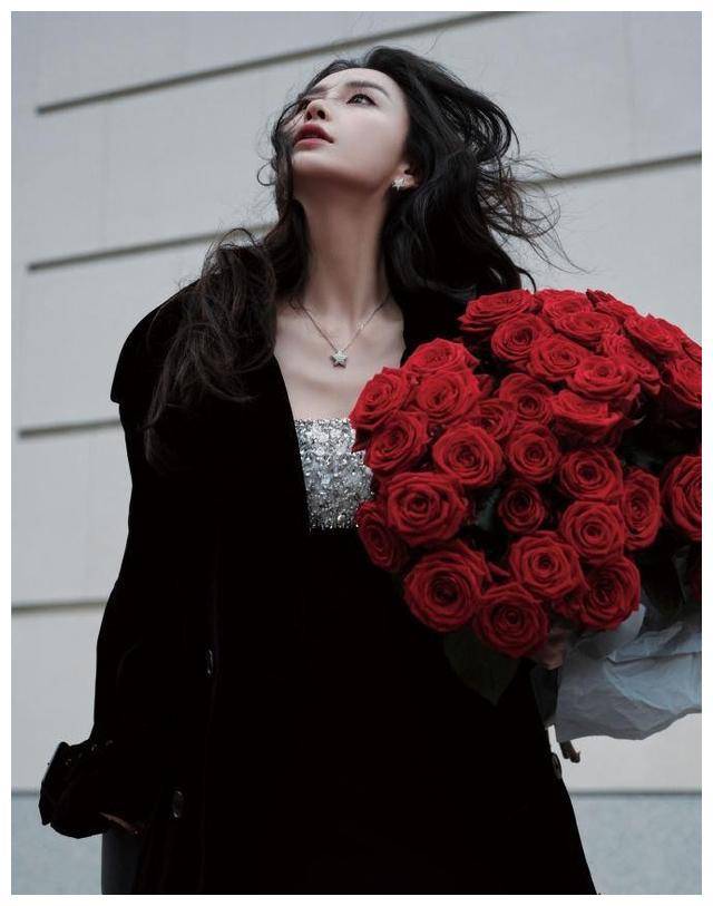 angelababy生日夜色中漫步黑衣写真神秘优雅玫瑰花下的魅影