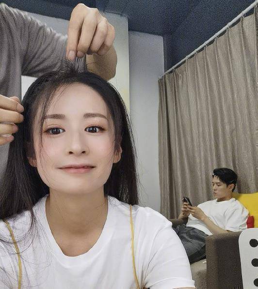颖儿晒与丈夫合照,回北京立马探班付辛博,结婚四年还这么如胶似漆