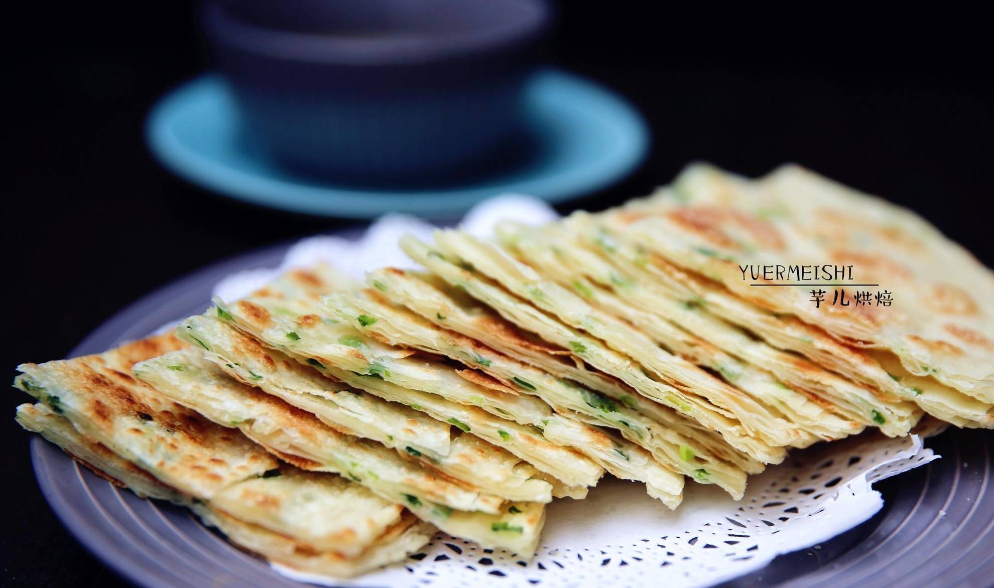 饺子皮做葱油饼千层饼图片