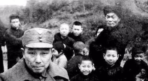 军阀杨森:一生12个太太,90岁又娶17岁姑娘,每个太太